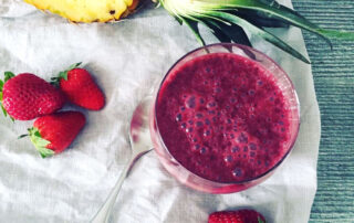 Smoothie ananas, cocco e frutti di bosco