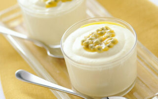 Yogurt fresco al gusto yuzu e frutto della passione