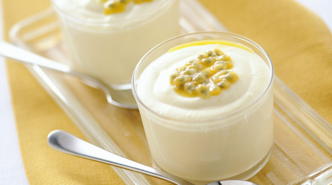 Yogurt fresco al gusto yuzu e frutto della passione